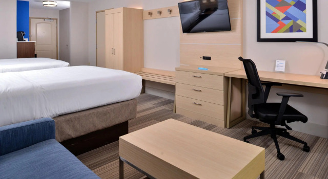 Четырёхместный люкс Holiday Inn Express Hotel & Suites Cincinnati - Mason by IHG