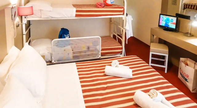 Четырёхместный номер Classic с балконом Color Metropolitan Family Hotel