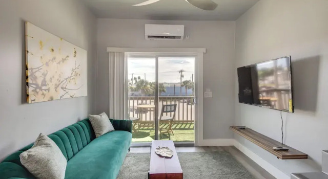 Walk to Daytona Beach & Boardwalk: Apt w/ Balcony, Забронировать Апартаменты/квартира Апартаменты Дейтона-Бич, рядом с Базилика Святого Димитрия, Апартаменты/квартира