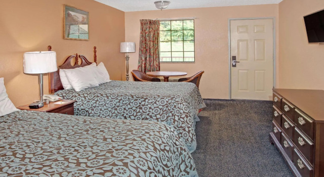 Четырёхместный номер Standard Days Inn by Wyndham Marietta White Water