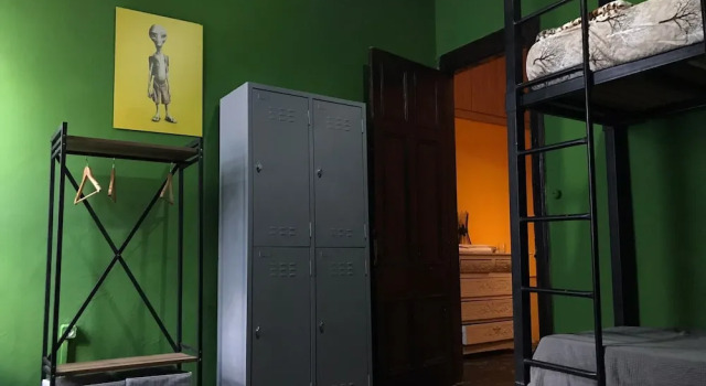 Кровать в общем номере с видом на сад Titan House Hostel