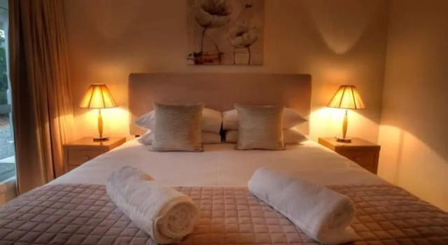 Azjure Studio Retreat, Rezerwuj Hotel Hotele w Ballandean z parkingiem, Parking