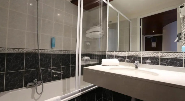 Четырёхместный семейный номер Standard Best Western Le Pont dOr