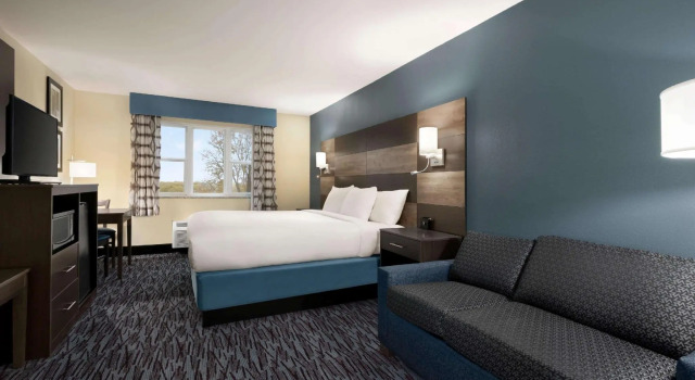 Двухместный люкс c 1 комнатой AmericInn by Wyndham Dodgeville