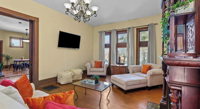 Коттедж с видом на город The Marquis Manor | JZ Vacation Rentals