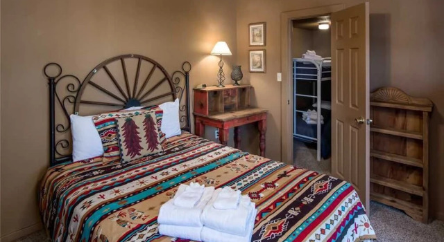 Adobe Hacienda - Three Bedroom Cabin with Hot Tub, Varaa Hotelli Ruidoso New Mexico