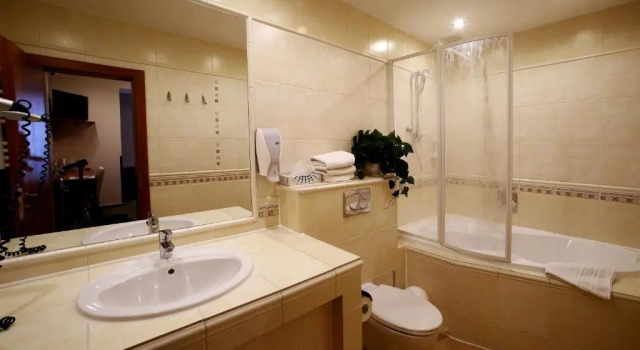 Трёхместный номер Standard с балконом Hotel Roudna