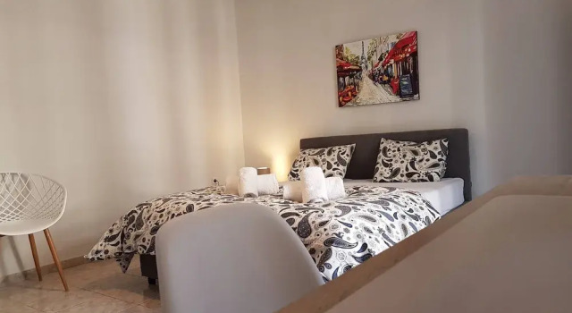 Кровать в общем номере с 6 комнатами с балконом Erra - Champagne - Athens Center