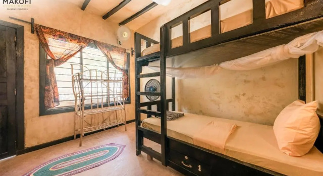 Кровать в общем номере Kajibange bar and guesthouse