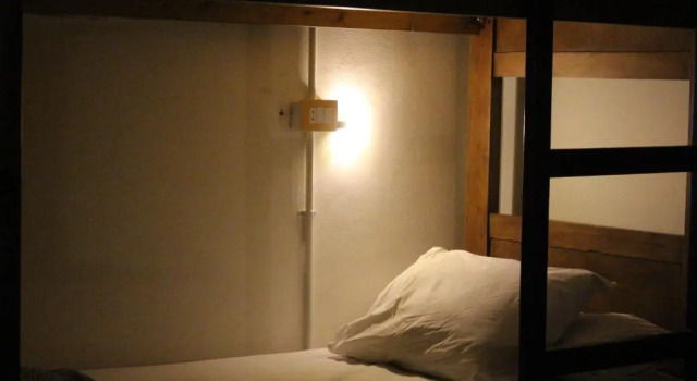 Postel ve společném pokoji pro muže Ithaka Hostel