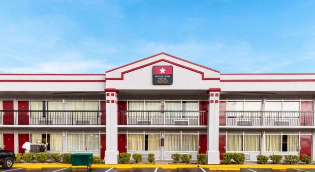 Четырёхместный номер Standard Magnuson Hotel Jacksonville Downtown