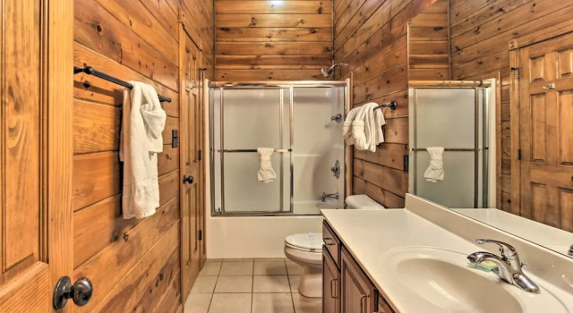 Коттедж с 2 комнатами с балконом Hot Tub & Deck: Cabin Near Smoky Mtn Trails!