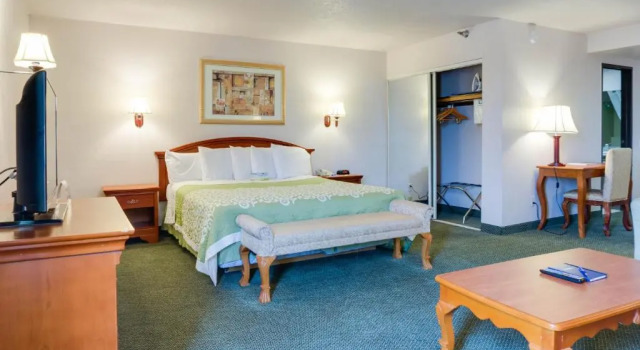 Люкс Days Inn & Suites by Wyndham Fullerton