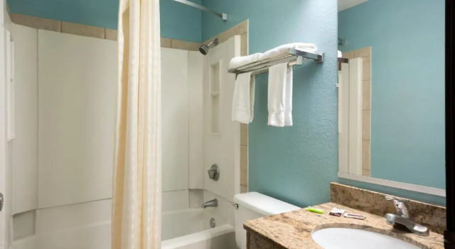Номер Standard Super 8 by Wyndham Charlotte University