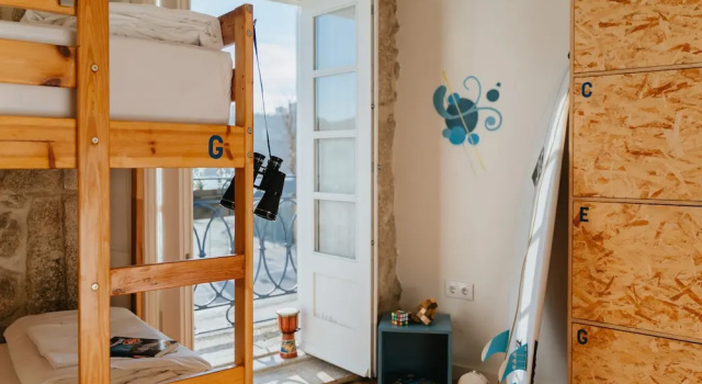 Кровать в общем номере Happy Porto Hostel