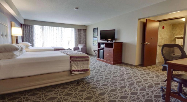 Четырёхместный номер Superior Drury Inn & Suites Kansas City Overland Park