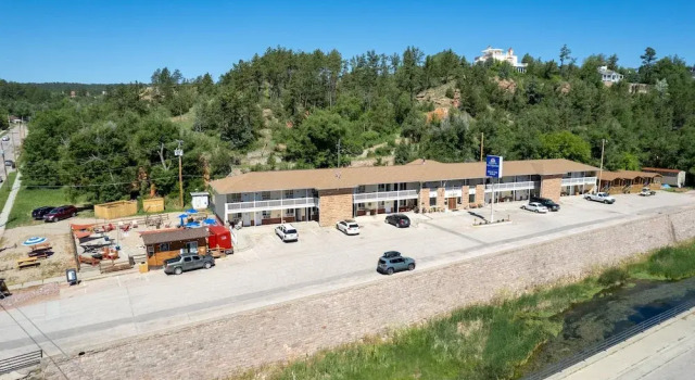 Springs Lodge & Cafe, Забронировать Дом для отпуска Хот-Спрингс Wind Cave National Park, рядом с Black Hills Putt 4 Fun