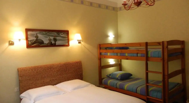 Четырёхместный номер Standard Logis Hotel De La Corniche