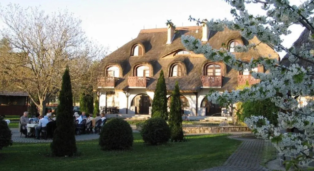 Gasthof Laci Betyár, Забронировать Отель Отели в центре Хайдусобосло, в центре