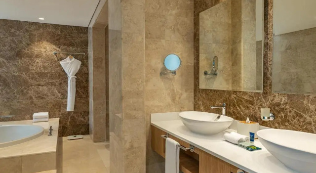 Двухместный люкс Premium c 1 комнатой Four Points by Sheraton Production City, Dubai