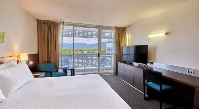 Двухместный номер Standard с балконом Cairns Harbourside Hotel