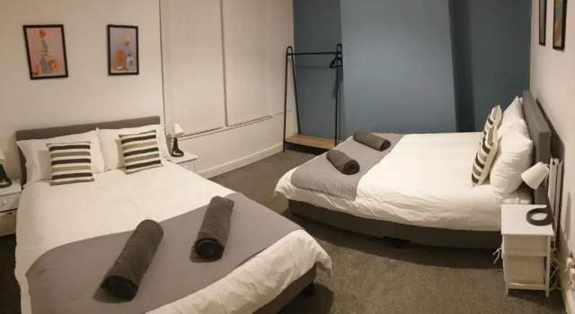 6 bed sleeps 10, walk 2 LFC & EFC, Parking,10 mins 2 City