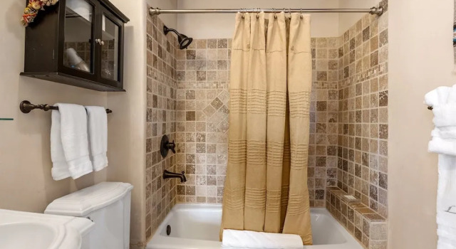 Коттедж Luxury La Luz - Luxurious East Side Adobe With Hot Tub and Kiva Fireplace, Walk Everywhere