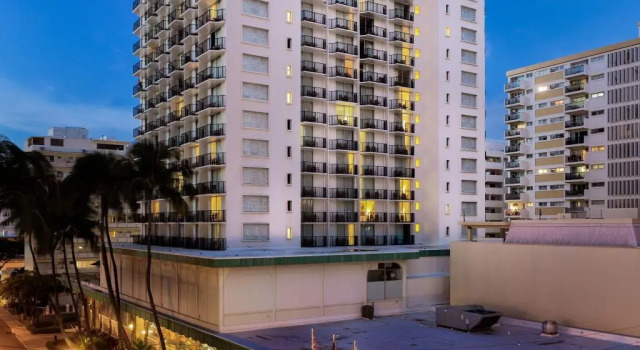 Кровать в общем номере Waikiki Resort Hotel