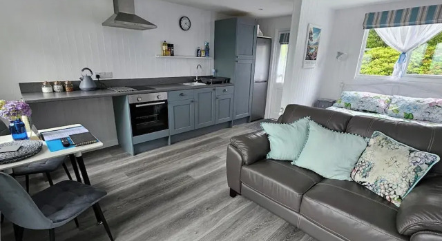 1 Bed Cabin-sleeps 2, Hot Tub, Garden, Views, Pets, Varaa Lomakoti Mökit kohteessa Merseyside, Mökki