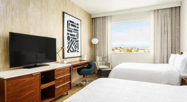 Четырёхместный люкс Hampton Inn & Suites Santa Monica