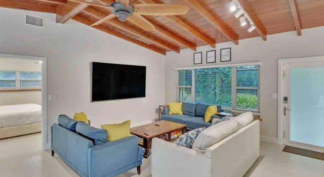 Rare Hidden Getaway Heated Pool 1.5 acres! Sleeps 16, Забронировать Отель Дания-Бич Broward County