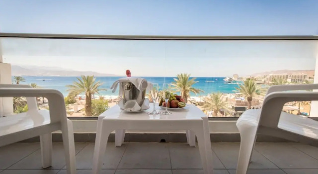 Семейный номер Standard с балконом Neptune Eilat By Dan Hotels