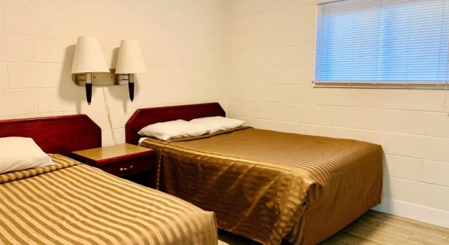 Люкс с 2 комнатами Travelers Motel Penticton