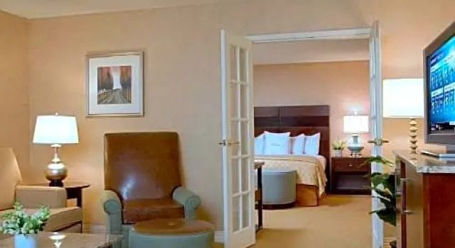 Люкс DoubleTree by Hilton Boston/Bedford Glen