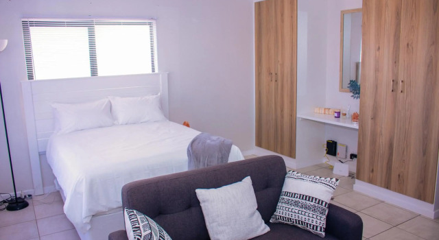 Charms and bows studio apartment -near ORT airport, Boek Appartement Boksburg Gauteng