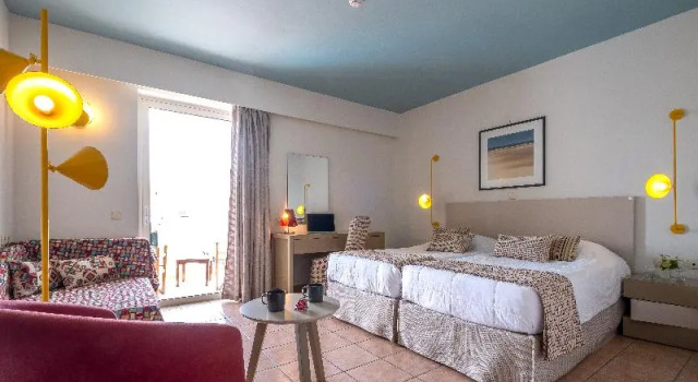 Двухместный номер Standard с балконом Flisvos Royal Hotel & Suites