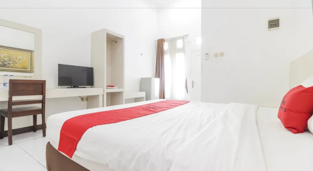La Mega Hotel Cirebon by Reddoorz, Book Hotel North Cirebon West Java