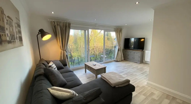 Апартаменты с 2 комнатами с балконом и с видом на реку Marina View Penthouse Apt 2BR Parking St Neots Town Centre