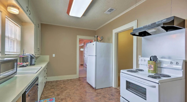 Коттедж Inviting Lubbock Home > 1 Mi to Downtown
