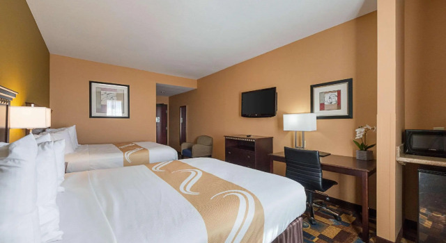 Четырёхместный номер Standard Quality Inn & Suites Buda