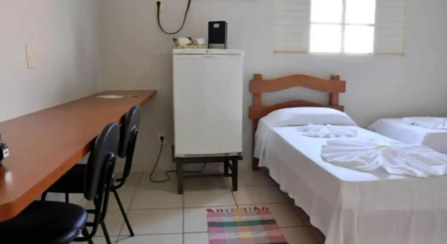 Четырёхместные апартаменты Hotel Carolina 2 - próximo a Universidade de Uberaba uniube - ao Aeroporto Fórum De uberaba - hospital Mario Palmeirio ao Hospital São Marcos e hospital Regional