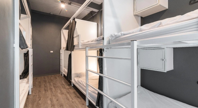 Кровать в общем номере The Cocoon Hostel