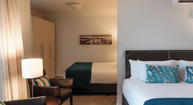 Четырёхместный номер Standard с балконом и с видом на бассейн Trinity Wharf Tauranga