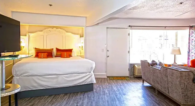 Двухместный люкс Deluxe с видом на бассейн District Hotel