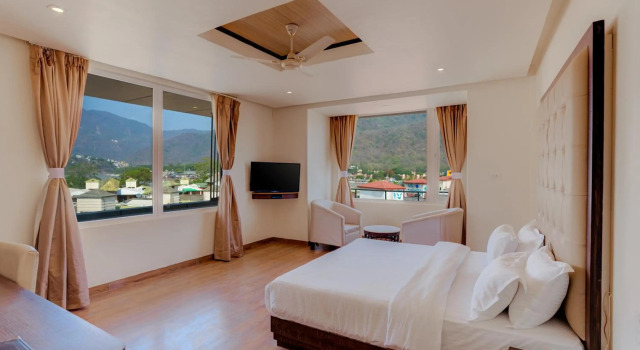 Hotel Vasundhara Palace Rishikesh, Rezerwuj Hotel Hotele w Uttarakhand z basenem, Basen