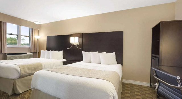 Четырёхместный номер Standard Days Inn & Suites by Wyndham North Bay Downtown