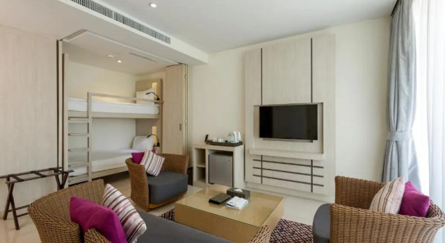 Люкс семейный Executive c 1 комнатой с балконом Splash Beach Resort Phuket, Family-Friendly Beachfront Resort
