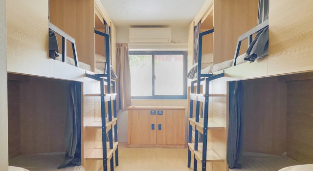 Кровать в общем номере (мужской номер) Hidden Garden Youth Hostel -Oriental Pearl &Lujiazui -Garden Social Area -Bar -Café -Free Laundry Luggage Storage -24H Front Desk -English Service
