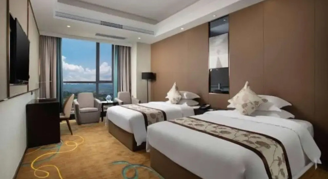 Четырёхместный номер Standard с видом на горы Ramada by Wyndham Zhangjiajie