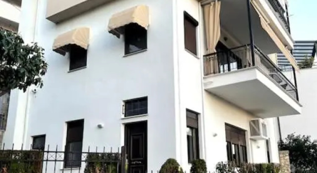 Magnificent view apartment with private garden, Book Apartment Kastoria 